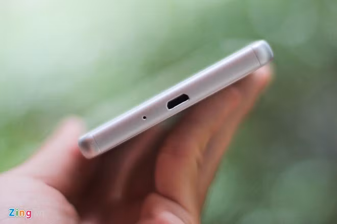 Sony Xperia X mới cũng hỗ trợ công nghệ sạc nhanh, chế độ STAMINA cũng giúp kéo dài thời lượng sử dụng máy lên đến 2 ngày.