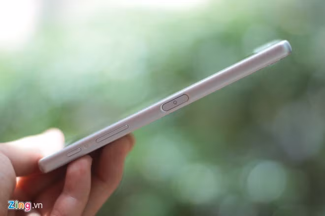 Thực tế thì dòng X của Sony không có nhiều thay đổi về thiết kế so với dòng Xperia Z trước đó. Các phím cứng vẫn được bố trí theo cách truyền thống, cảm biến vân tay được đặt ở cạnh phải, tương tự Xperia Z5.