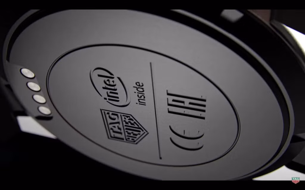 Mặt dưới là tên các nhà sản xuất, người dùng cũng có thể thấy cổng cắm sạc 4 chấu bên dưới.