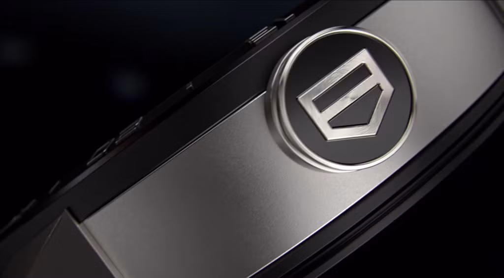 Phần thân được làm bằng titan cấp 2, bên hông là huy hiệu hãng.