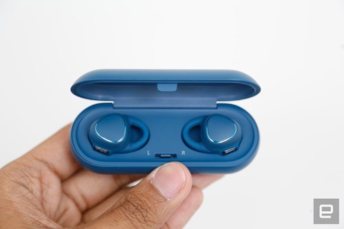 Bộ tai nghe không dây độc đáo này còn tích hợp bộ nhớ trong 4GB, hỗ trợ điều khiển cảm ứng, pin cho thời gian sử dụng tầm 3,5 giờ khi nghe nhạc từ bộ nhớ tích hợp hoặc 1,5 giờ khi stream nhạc qua Bluetooth.