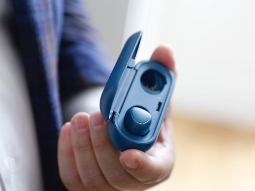 Gear IconX hiện có 2 phiên bản màu sắc và giá bán ở mức 199 USD.