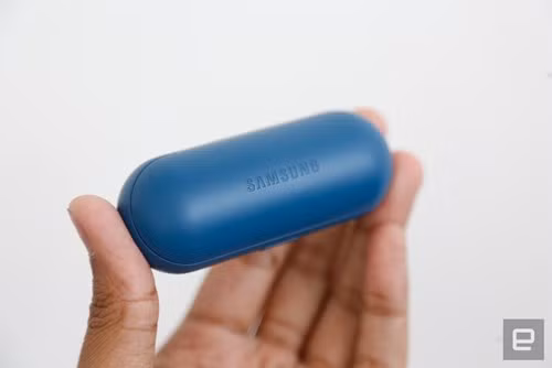 Gear IconX còn độc đáo hơn nữa vì được Samsung cũng được tích hợp cảm biến nhịp tim và các hoạt động rèn luyện sức khỏe đồng bộ với S Health.