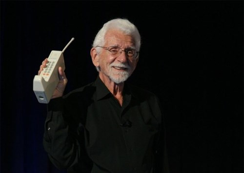 Ngày 13/3/1984, Mototorola bắt đầu bán ra điện thoại DynaTAC 8000x với giá 3.995 USD. Đây được coi là chiếc điện thoại di động đầu tiên trên thế giới.