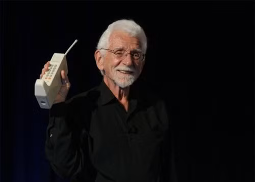 Ngày 13/3/1984, Mototorola bắt đầu bán ra điện thoại DynaTAC 8000x với giá 3.995 USD. Đây được coi là chiếc điện thoại di động đầu tiên trên thế giới.