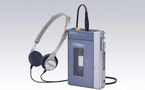 Sony Walkman TPS-L2 là máy nghe nhạc di động đầu tiên được bán trên thị trường năm 1979 với giá tương đương 500 USD hiện nay.