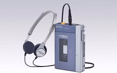 Sony Walkman TPS-L2 là máy nghe nhạc di động đầu tiên được bán trên thị trường năm 1979 với giá tương đương 500 USD hiện nay.