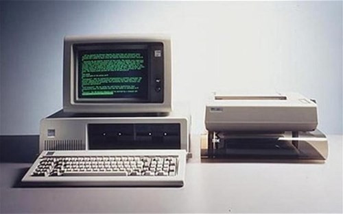 IBM bước vào kỷ nguyên máy tính cá nhân năm 1981 với IBM PC - sản phẩm có tác động rất lớn đến các thế hệ PC sau này.