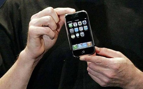 iPhone năm 2007 không phải smartphone đầu tiên trên thế giới, nhưng là smartphone đầu tiên mang đến khái niệm về điện thoại thông minh thời hiện đại.