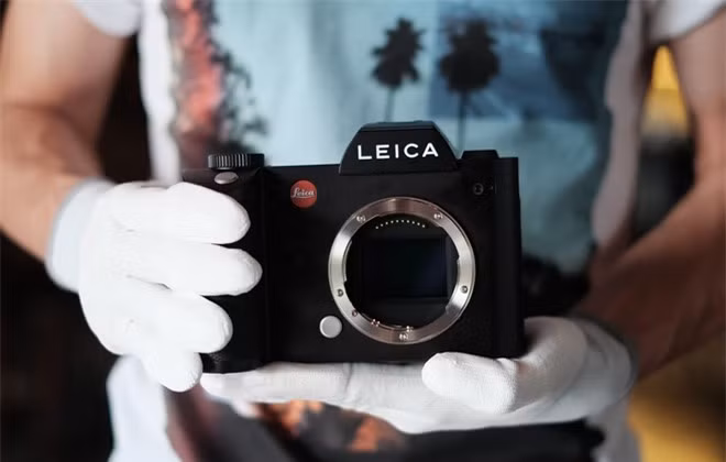 Dù là dòng máy không gương lật nhưng Leica SL khá nặng do toàn bộ thân máy được làm bằng hợp kim chắc chắn, có khả năng chống thời tiết khắc nghiệt. Tuy nhiên, báng cầm máy khá lớn giúp việc sử dụng không khó khăn với các nhiếp ảnh gia chuyên nghiệp.