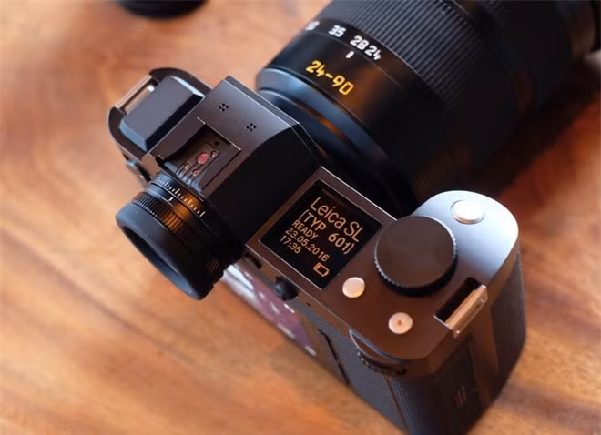 Màn hình phụ phía trên máy hiển thị thông tin cơ bản mỗi lúc khởi động. Hệ thống bánh xe điều khiển đơn giản và không có ký hiệu nào.