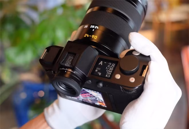 Máy ảnh mới của Leica tích hợp sẵn kết nối Wi-Fi, pin đi kèm có thể chụp được 400 kiểu sau mỗi lần sạc theo chuẩn CIPA.