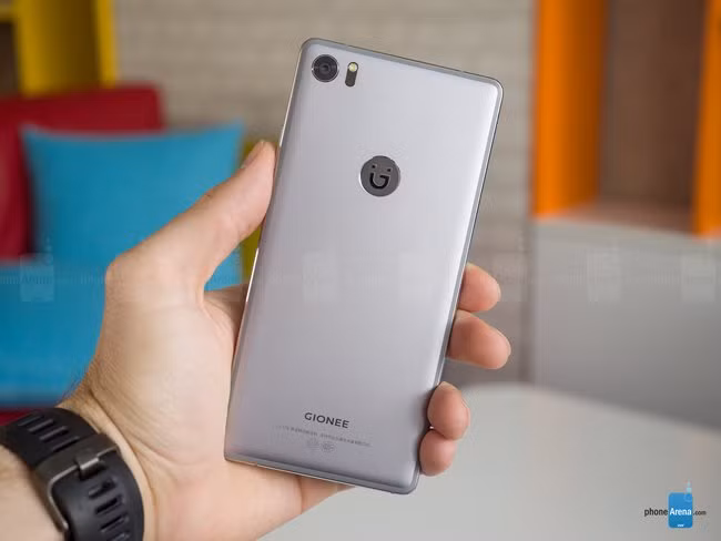 Gionee S8 có màn hình 5,5 inch độ phân giải Full HD, sử dụng tấm nền AMOLED.