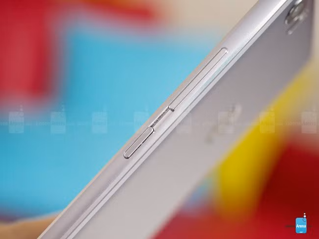 cạnh máy được chăm chút khá tỉ mỉ