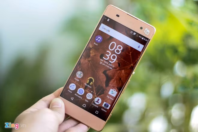  Điện thoại Sony Xperia XA là smartphone thú vị, model này có giá bán rẻ nhất trong dòng X, được chăm chút nhiều về thiết kế. Máy có màn hình 5 inch, độ phân giải HD. Mép màn hình được mài cong 2,5D, viền màn hình mỏng, góc nhìn rộng cho khả năng giải trí xem phim ấn tượng.