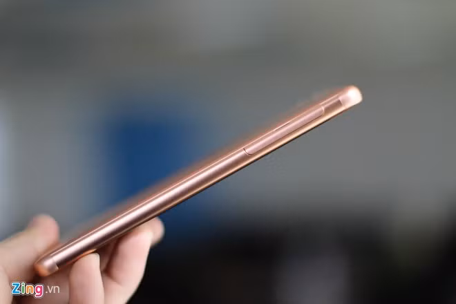 Khung máy của Xperia XA sử dụng chất liệu nhựa giả kim loại. Tại Việt Nam, máy sẽ có đầy đủ 4 màu là: Trắng, đen, vàng chanh và vàng hồng.