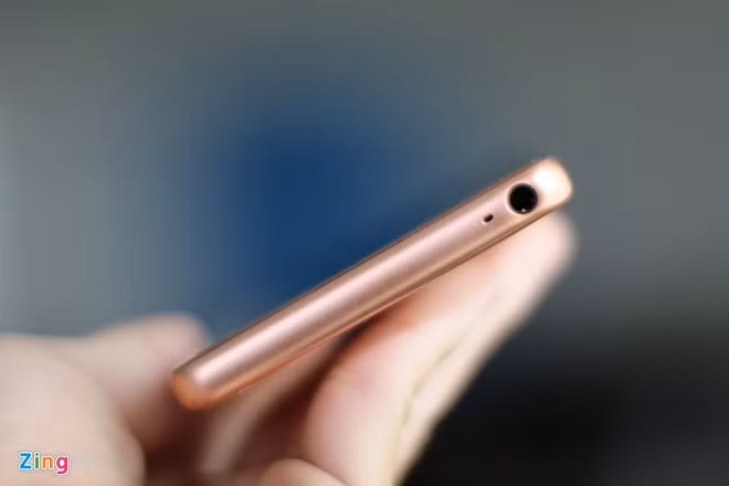 Giắc cắm tai nghe được bố trí ở cạnh trên, tương tự nhiều model trước đó của Sony.