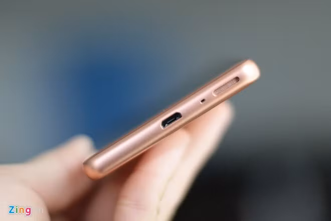 Loa ngoài được bố trí ở cạnh dưới thay vì nằm đối xứng trên màn hình như Xperia X.