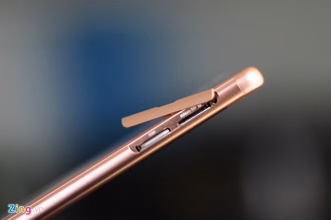 Xperia XA hỗ trợ 2 SIM, kết nối LTE 4G, dùng khe cắm thẻ nhớ riêng với dung lượng lưu trữ tối đa lên đến 200 GB.
