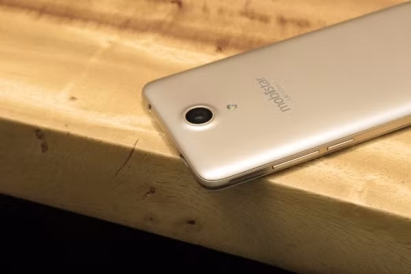 Bên cạnh là ứng dụng như StarCamera giúp tối ưu hóa tính năng chụp ảnh selfie thông qua các bộ lọc làm đẹp gương mặt.