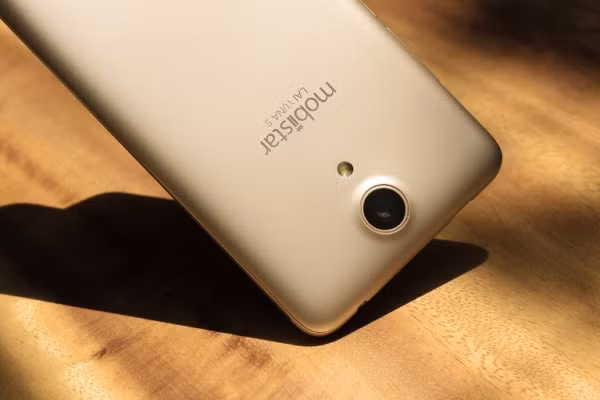 Vượt trội so với các sản phẩm trong tầm giá 2 triệu đồng, Mobiistar Lai Yuna S được trang bị màn hình 5 inch độ phân giải HD với RAM 1GB, camera 8MP cảm biến OmniVision.