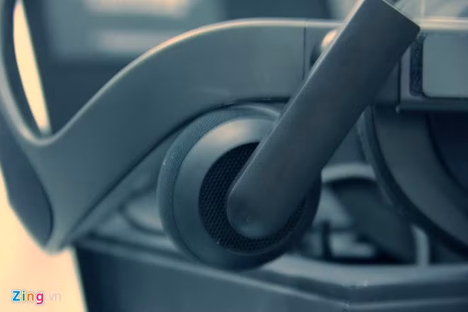 Kính sử dụng hệ thống âm thanh vòm giả lập, được thiết kế khá ôm tai.