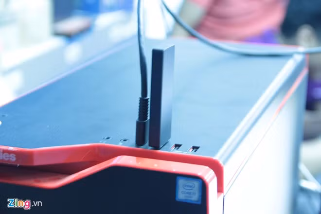 Oculus Rift kết nối với máy tính qua cổng kết nối HDMI, trong khi bộ điều khiển từ xa và tay cầm Xbox sử dụng kết nối Bluetooth. Để sử dụng được với kính, máy tính cần có cấu hình cao, tối thiểu sử dụng chip Intel Core i5 6400 tốc độ 2,7 GHz, RAM 8 GB, card đồ họa Nvidia GTX 970 hoặc AMD Radeon R9 290 (mức giá tham khảo là 20 triệu đồng). Giá Oculus Rift khá cao đi kèm yêu cầu cấu hình của PC khiến sản phẩm chưa thu hút được nhiều sự quan tâm.