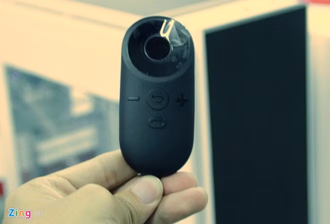 Bộ điều khiển từ xa bao gồm nút bật tắt, phím Back trở lại màn hình chính, tăng/giảm âm lượng.