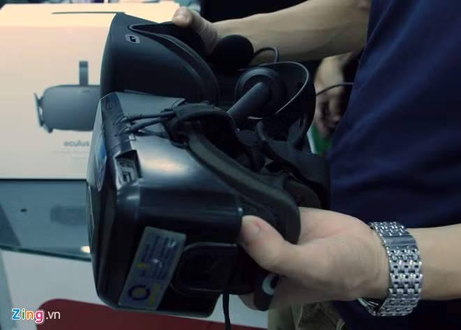 Oculus Rift bản thương mại bên cạnh phiên bản dành cho lập trình viên. Ngoài thiết kế trau chuốt, thấu kính của bản thương mại có độ phân giải lớn hơn, cho chất lượng hình ảnh chi tiết và không bị rỗ như bản thử nghiệm.