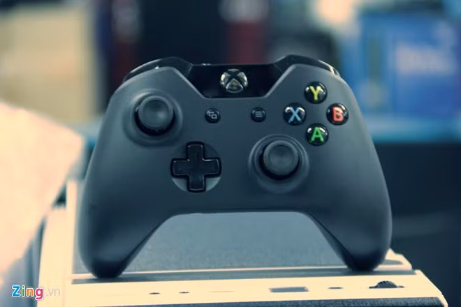 Tay cầm Xbox dành cho việc chơi game. Oculus Rift được đánh giá cao hơn các đối thủ khác nhờ hệ sinh thái phong phú.