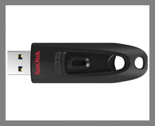  USB. Đám mây ngày càng được ưa chuộng khi nói đến lưu trữ, tuy nhiên nếu bạn muốn mang theo các tập tin có dung lượng lớn và không có kết nối Internet tốc độ cao để tải về nhanh chóng, tốt nhất nên “thủ” sẵn một chiếc USB trong người. USB 64GB của SanDisk đủ cho bạn lưu hàng ngàn bức ảnh, bài hát, tài liệu, phim HD. Nó còn có tốc độ chuyển dữ liệu siêu nhanh, hơn hẳn các loại USB cũ. Sản phẩm có giá 16,09 USD (361.000 đồng).