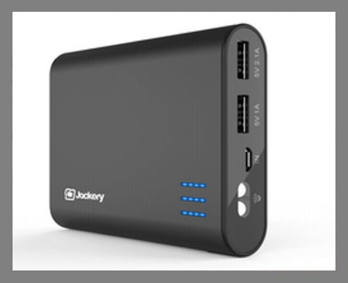  Sạc dự phòng. Pin smartphone ngày càng được cải thiện, thiết bị iOS/Android đều có thêm chế độ hoạt động khi pin yếu. Tuy nhiên, bạn chắc chắn không thoát khỏi tâm lý khi thấy vạch pin gần cạn. Đó là lý do sạc dự phòng nhận được sự hưởng ứng nhiệt tình từ tất cả mọi người. Sạc dự phòng của Jackery có đủ dung lượng (12.000mAh) để sạc iPhone hay điện thoại Android nhiều lần trước khi phải sạc lại. Nó có 2 cổng USB để sạc 2 thiết bị cùng lúc. Phụ kiện có giá 19,99 USD (448.000 đồng).