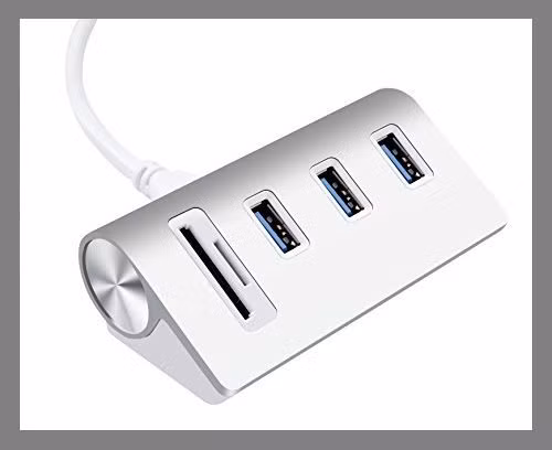  Hub USB. Hub USB là phụ kiện bổ sung một số cổng USB cho máy tính, cho phép dùng nhiều thiết bị ngoại vi hơn. Catek nâng cấp Hub USB với đầu đọc thẻ nhớ micro SD/SD bên cạnh 3 cổng USB 3.0. Ưu điểm nữa của nó là thiết kế mọi thứ trong tầm với để bạn không bị bất tiện khi sử dụng. Mẫu Hub USB của Cateck có giá 17,99 USD (404.000 đồng).