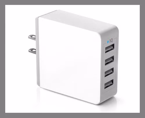  Sạc tường nhiều cổng USB. Trong gia đình có nhiều người, để tránh việc tranh nhau một cái sạc, bạn nên trang bị sạc nhiều cổng. Như vậy, bạn có thể sạc cùng lúc với nhiều người hoặc nhiều thiết bị, từ điện thoại tới máy tính bảng trong thời gian ngắn. Sạc 4 cổng USB của Anker có giá 16,99 USD (381.000 đồng).