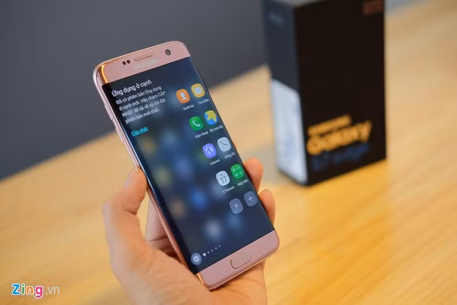 Khác với Galaxy S7, S7 edge có màn hình hai mép cong tràn cạnh. Máy có tiện ích Apps Edge và People Edge để người dùng có thể gọi nhanh đến những liên lạc thường dùng, và các ứng dụng yêu thích.