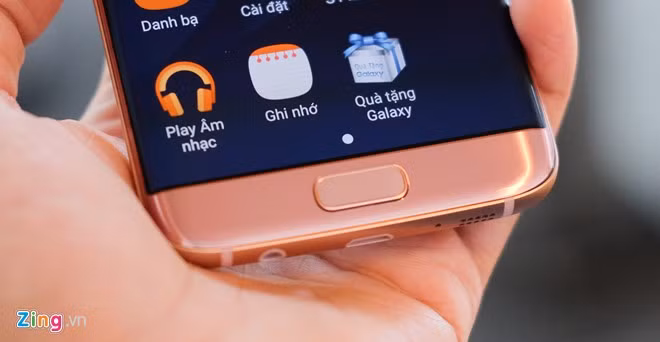 Phím home cũng có màu hồng nhưng nhạt hơn để tạo điểm nhấn mặt trước.