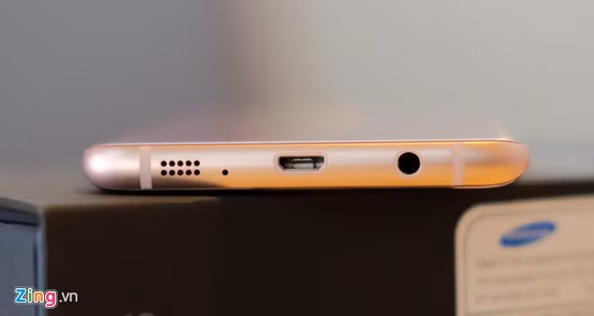 Dải loa, cổng USB và giắc âm thanh ở cạnh dưới. Phần nhựa viền cổng USB cũng được phủ màu hồng.