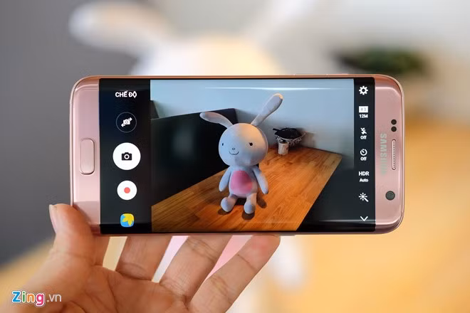 Camera 12 MP được trang bị công nghệ Dual Pixel. Máy cũng có khả năng chống bụi, chống nước theo tiêu chuẩn IP68.