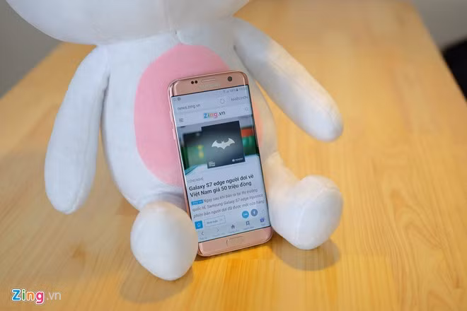 Galaxy S7 edge hồng cũng có thời lượng pin 3.600 mAh, hỗ trợ sạc nhanh với khả năng nạp 60% pin trong 30 phút.