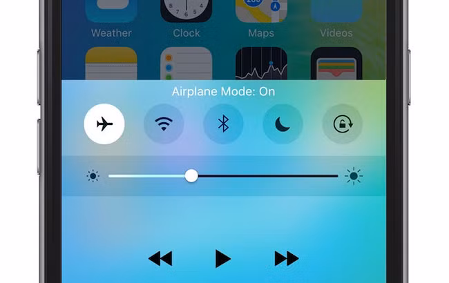  5. Khắc phục nhanh lỗi mạng di động. Thường nếu điện thoại của bạn đang gặp vấn đề về sóng, bạn sẽ cho khởi động lại máy để khắc phục tình trạng này. Tuy nhiên có một cách làm khác nhanh hơn: sử dụng Airplane Mode để reset lại sóng di động. Những gì bạn cần làm chỉ là bật chế độ này lên, chờ vài giây rồi sau đó tắt Airplane Mode và sử dụng lại bình thường.