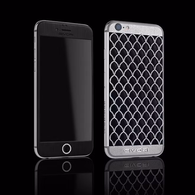  GIVORI Calypso Diamond Limited edition: Bọc trong khối vàng trắng 18K và bạch kim đen, thiết bị còn được chạm khắc bằng tay với các viên hắc ngọc. Nút Home cũng được nạm một viên kim cương đen. Những hạt kim cương đính lên chiếc điện thoại đều được cắt theo chuẩn 1,091 VVS1 với tổng khối lượng lên đến 10 carat. Hiện nay chỉ có khoảng 50 chiếc được sản xuất và bán trên thế giới với giá 14.000 USD, khoảng 312,6 triệu đồng.