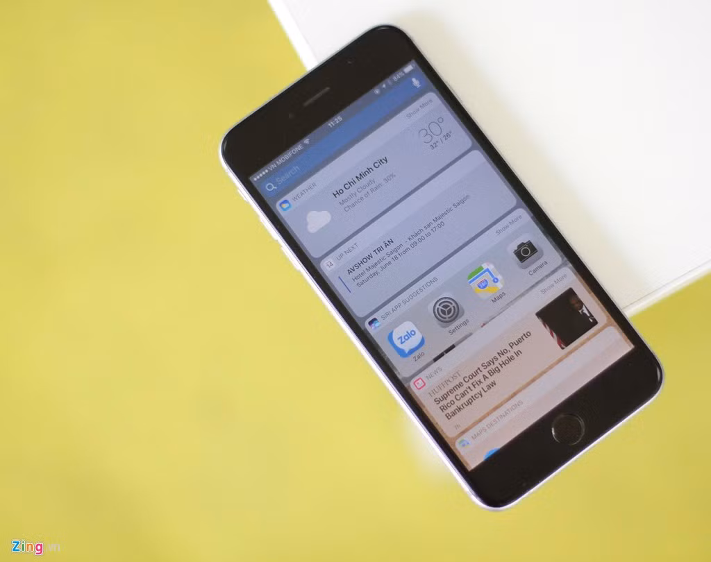 Thao tác vuốt từ cạnh trái sẽ hiển thị các widget, bảng tóm tắt ứng dụng, người dùng có thể tùy chỉnh bảng này, một số ứng dụng cũng tự động thêm widget vào bảng.