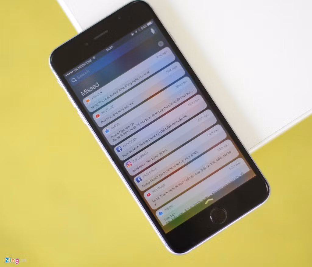 Thao tác vuốt từ trên xuống chỉ còn hiển thị các thông báo từ ứng dụng. Apple không chia làm 2 cột như trước nữa. Thanh thông báo được thiết kế lại, cho phép hiển thị nhiều thông tin hơn, giúp người dùng không cần vào phần mềm nhiều.