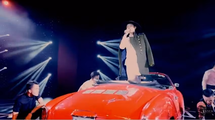 Showbiz sôi sục vì “Thật bất ngờ” phiên bản... chân dài thị phi ảnh 2 Showbiz sôi sục vì “Thật bất ngờ” phiên bản... chân dài thị phi ảnh 2