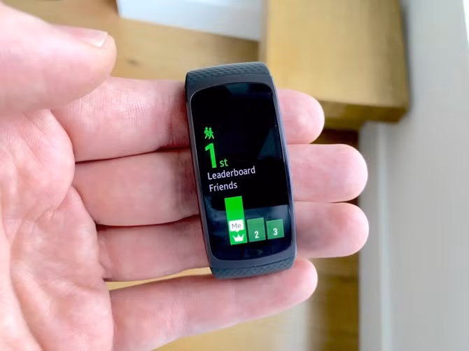 Tương tự như các thiết bị đeo thông minh, Gear Fit 2 cũng kết nối với điện thoại thông minh của người dùng để nhận và hiển thị các thông báo. Tuy nhiên, điều này chỉ được thực hiện khi người dùng mang theo cả smartphone khi tập luyện.