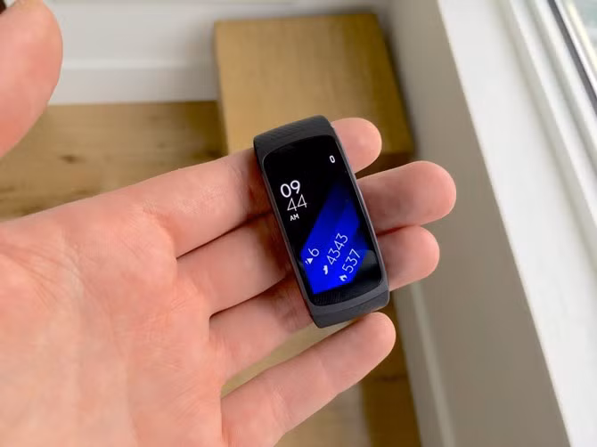 Sản phẩm này sở hữu màn hình lớn hơn và độ tương thích cao hơn so với Gear Fit phiên bản gốc. Theo Samsung, Gear Fit có thể tương thích với tất cả các điện thoại thông minh chạy hệ điều hành Android 4.4 trở lên.