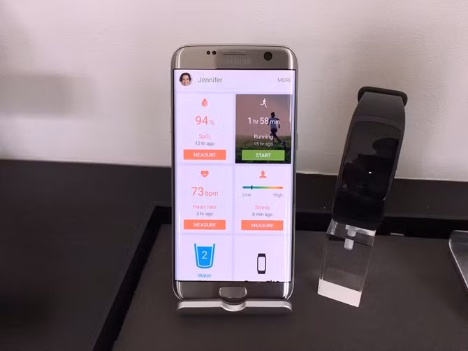 Vừa được công bố ngày 3/6, Gear Fit 2 được bán với 3 lựa chọn màu sắc: Màu hồng, xanh dương và đen cùng 2 phiên bản kích thước mặt khác nhau.