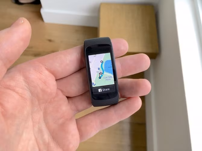 Thiết bị này được trang bị màn hình hiển thị AMOLED khá sắc nét, chạy trên hệ điều hành Tizen của Samsung, có khả năng chịu nước trong vòng 30 phút ở độ sâu 1,5m, ngoài ra thời lượng sử dụng pin của Gear Fit 2 cũng kéo dài tới 3-4 ngày.