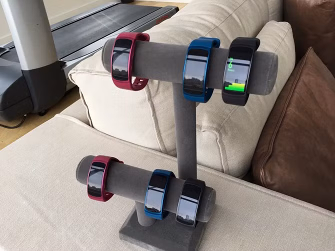 Hiện tại, Samsung đang bán thiết bị với giá 179 USD và bắt đầu nhận đặt hàng trước từ ngày hôm nay 3/6. Theo dự kiến, người dùng sẽ nhận được sản phẩm bắt đầu từ ngày 10/6 và đương nhiên, nó cũng sẽ có mặt tại các cửa hàng bán lẻ của Samsung.