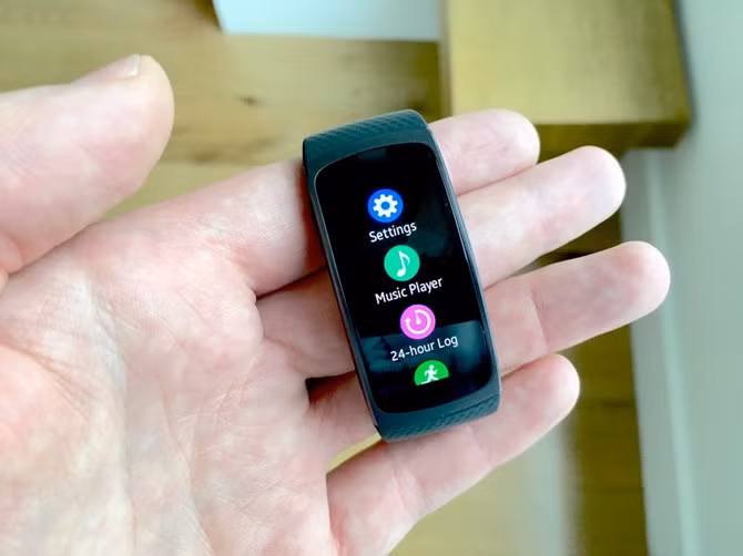 Ngoài chức năng đo nhịp tim, số bước chân cũng như lượng calo đốt cháy, Gear Fit 2 cũng hiển thị cả bản đồ và vị trí của người dùng thông qua định vị GPS. Đồng thời, thiết bị này cũng có 4GB dung lượng lưu trữ dành để lưu các file nhạc và thậm chí là cả tính năng kết nối bạn bè.